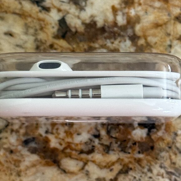 Apple Wired EarPods with 3.5mm Plug New without Tags - Picture 4 of 4